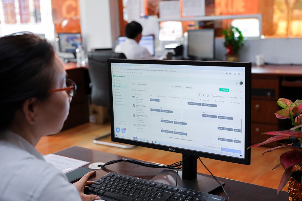 Ca kíp làm việc của nhân viên kho bãi được phân bổ rõ ràng, khoa học trên Base Schedule